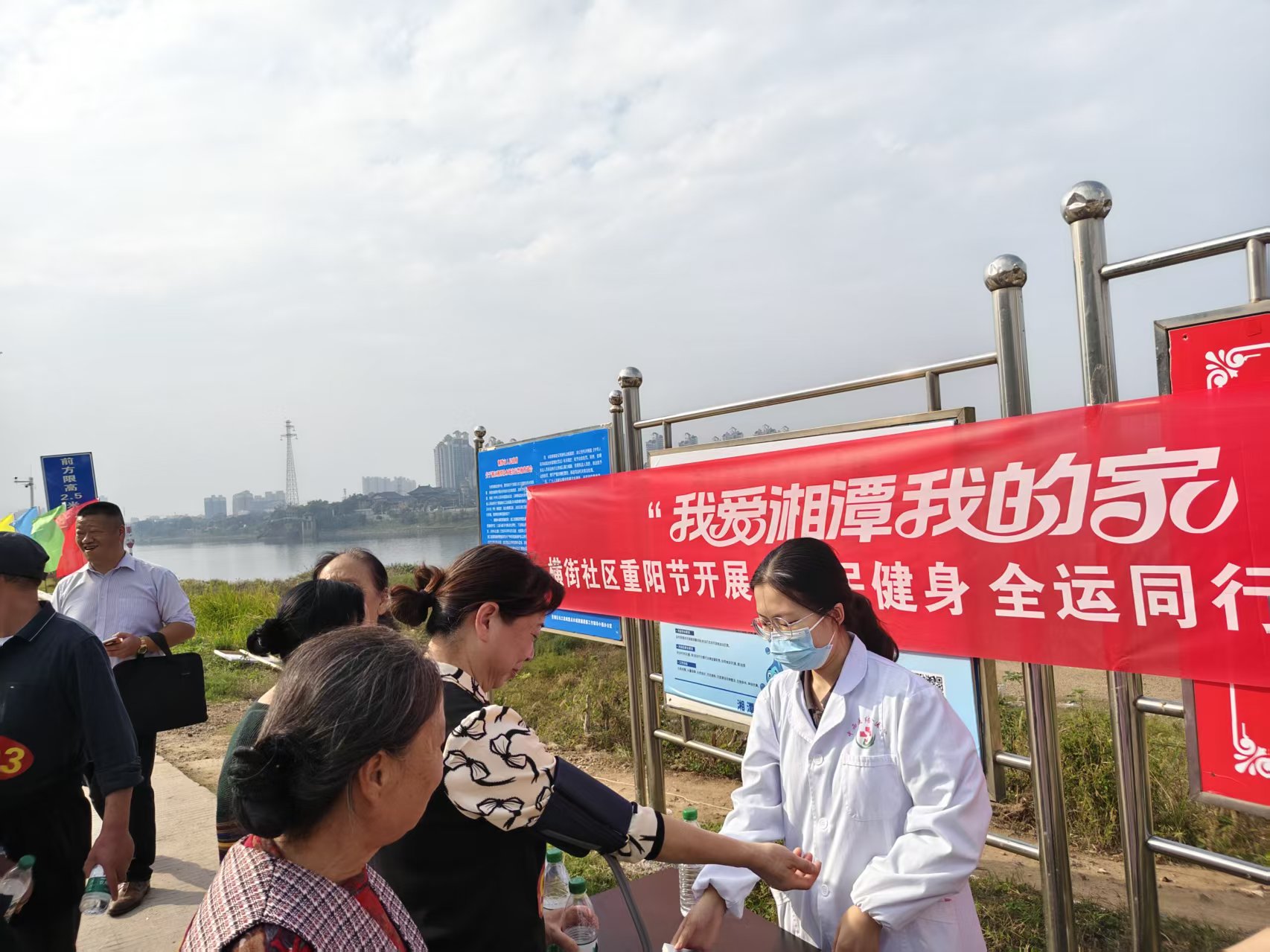 岳塘區(qū)東坪建設(shè)路街道社區(qū)衛(wèi)生服務(wù)中心 “冬季行動(dòng)”暖民心