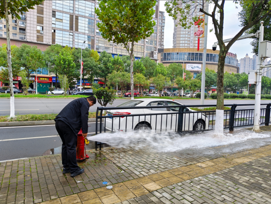 我爱湘潭我的家丨云盘社区建鑫一期党员邻长高效处置消防栓漏水问题