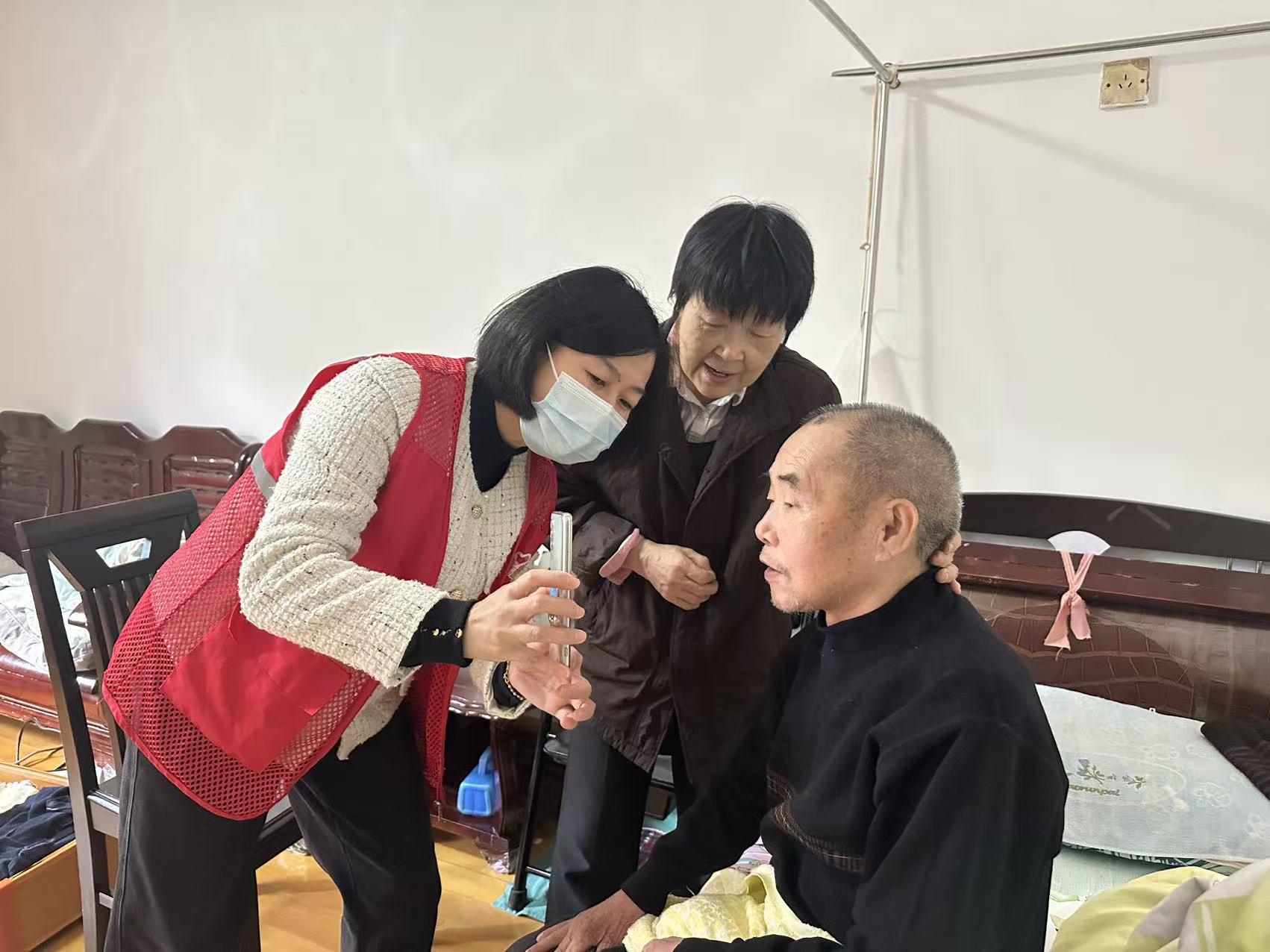 岳塘嶺社區(qū)：上門認(rèn)證服務(wù)傳遞溫情