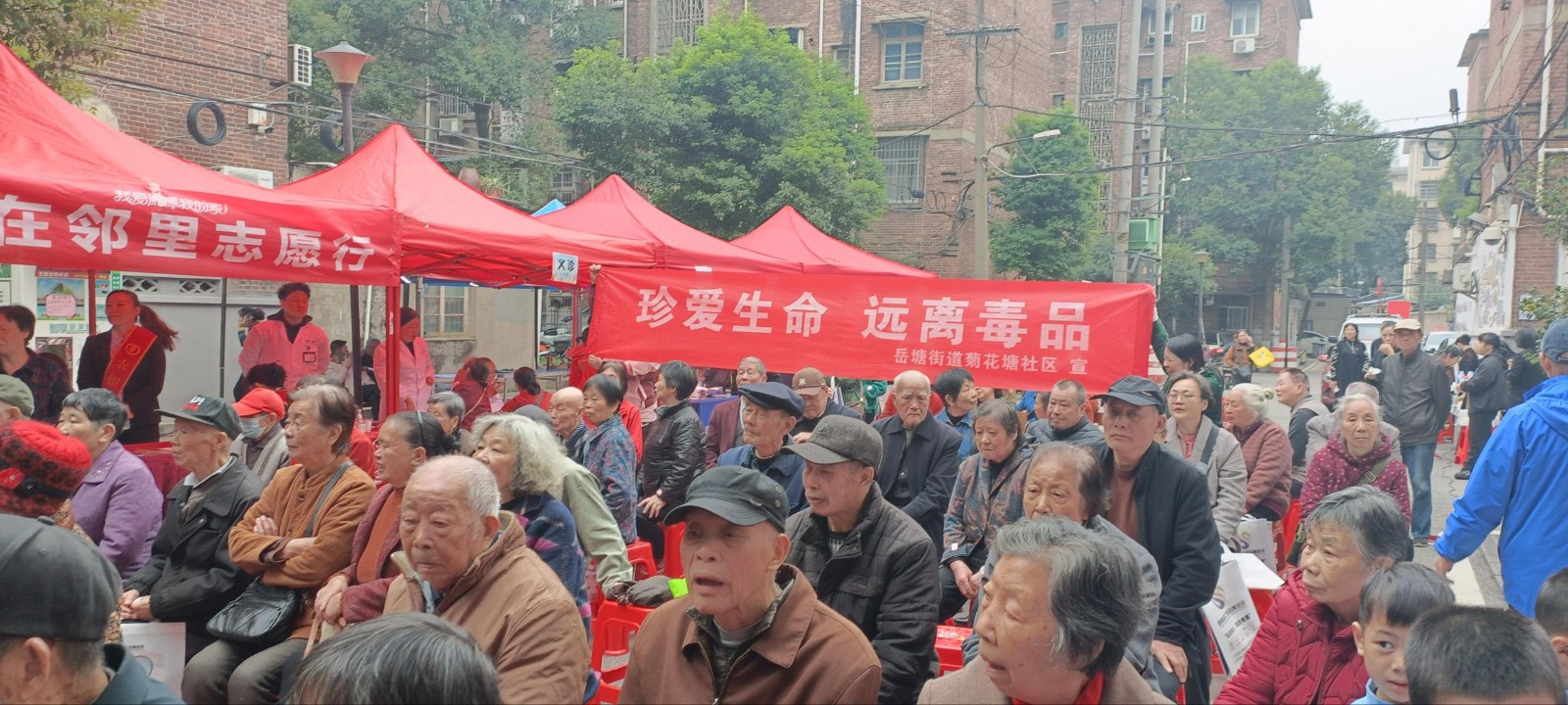 菊花塘社區(qū)：文明集市來(lái)搭臺(tái) 禁毒宣傳入人心