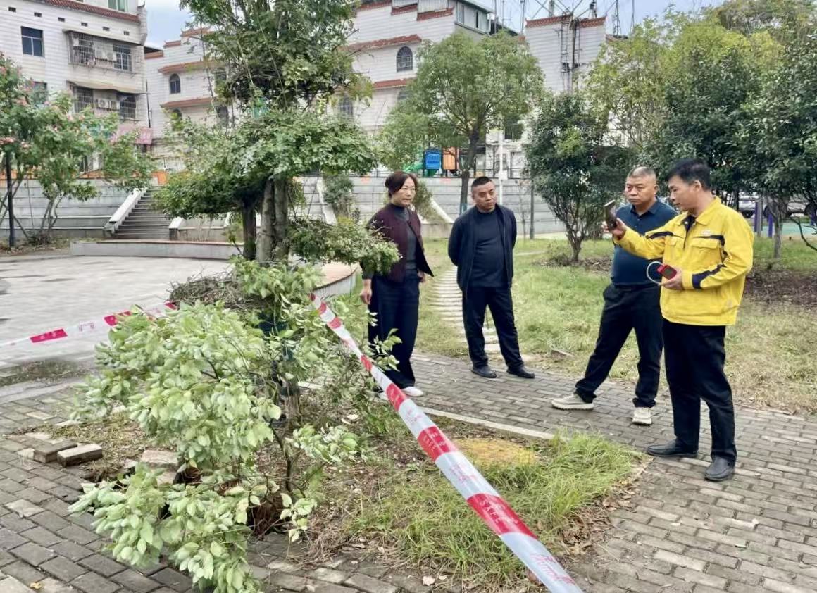 新站社區(qū)：塌陷路面存隱患  “鄰”聚力修復(fù)護(hù)安全