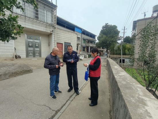 横街社区联合民警开展反诈宣传 筑牢社区“防骗墙”