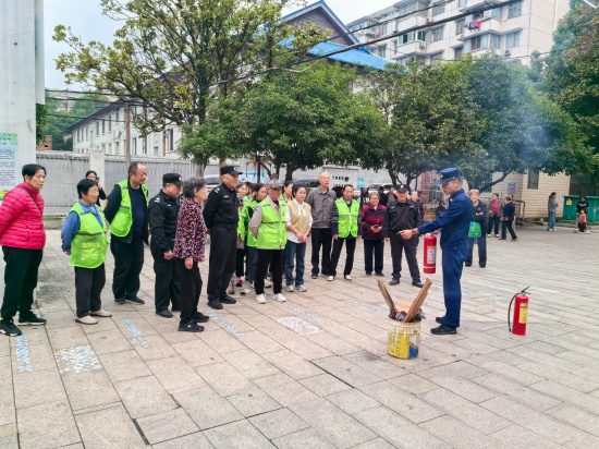 瓦窑塘社区积极开展消防宣传月活动