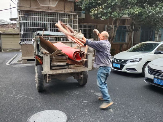 三角坪社区“净家园”环境卫生大清扫活动成效显著