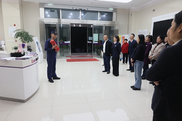 岳塘消防宣传“进银行”培训金融行业消防安全“明白人”