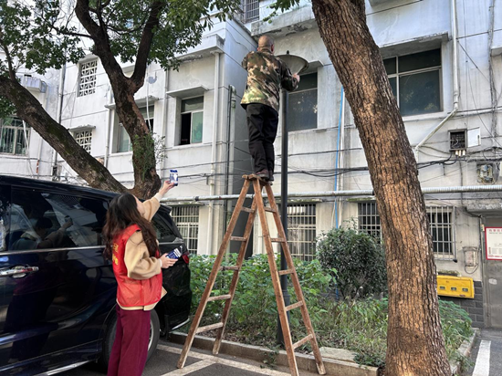 向阳社区：我为群众办实事 维修路灯添光明