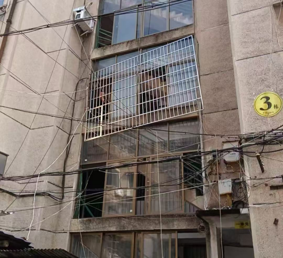 牡丹社区为老旧小区安装防盗窗获居民点赞