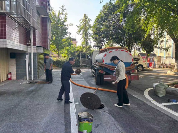 三角坪社區(qū)開(kāi)展污水管道集中排查清淤行動(dòng)