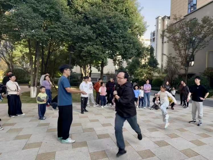 华金社区开展“跃动亲情·绳彩飞扬”亲子跳绳健身活动