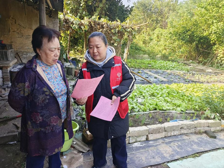 昭山镇窑洲社区开展“同呼吸·共守护”蓝天保卫战宣传活动