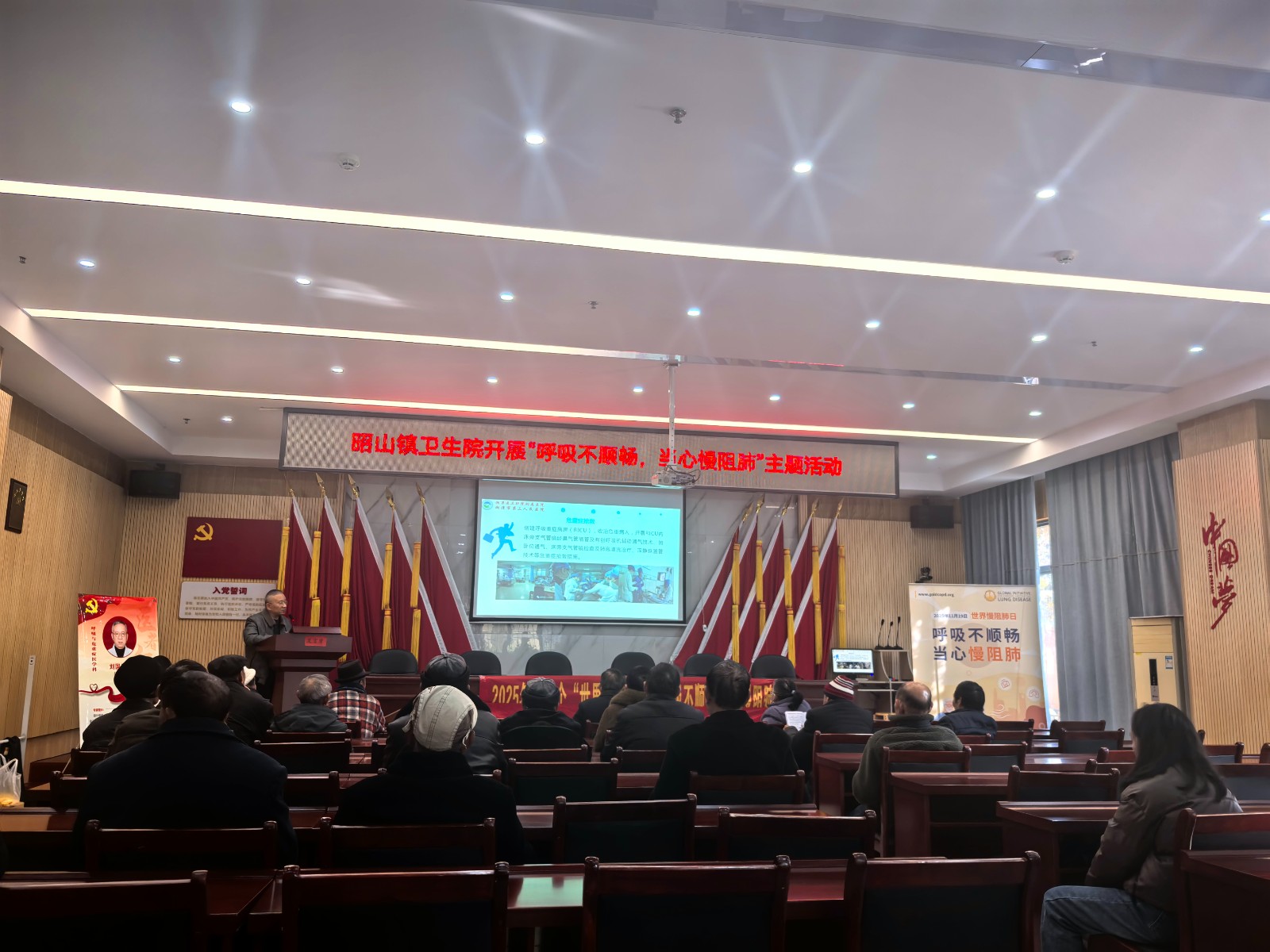 昭山镇卫生院携手湘潭医卫职院附属医院走进窑洲社区开展“世界慢阻肺日”主题活动