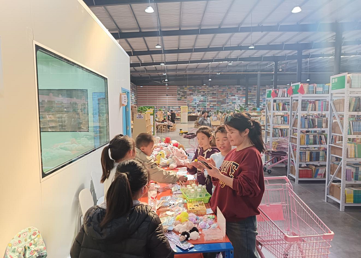 昭山镇幸福村携手小谷吖循环书仓举办亲子跳蚤市场 旧物流转间传递成长与温情