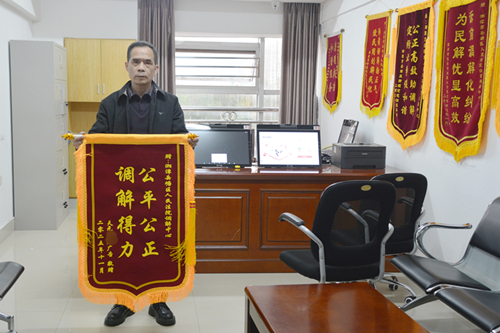 岳塘法院：小案虽微见初心 锦旗致谢传温情