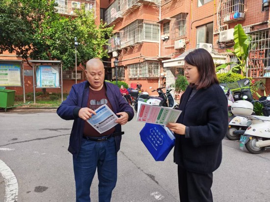 横街社区开展垃圾分类入户宣传活动