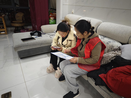 向阳社区：暖心入户送服务 医保宣传零距离