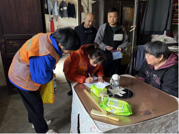 岳塘村：用心护航助评估 温情守护夕阳红