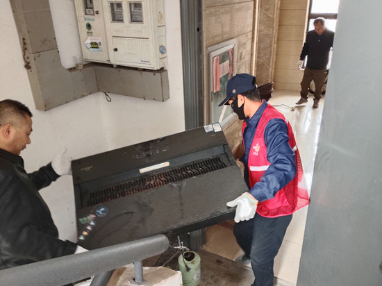 三角坪社区开展楼道杂物清理专项行动