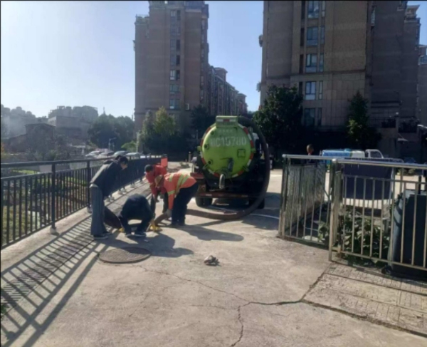 区环卫中心及时解决化粪池外溢难题