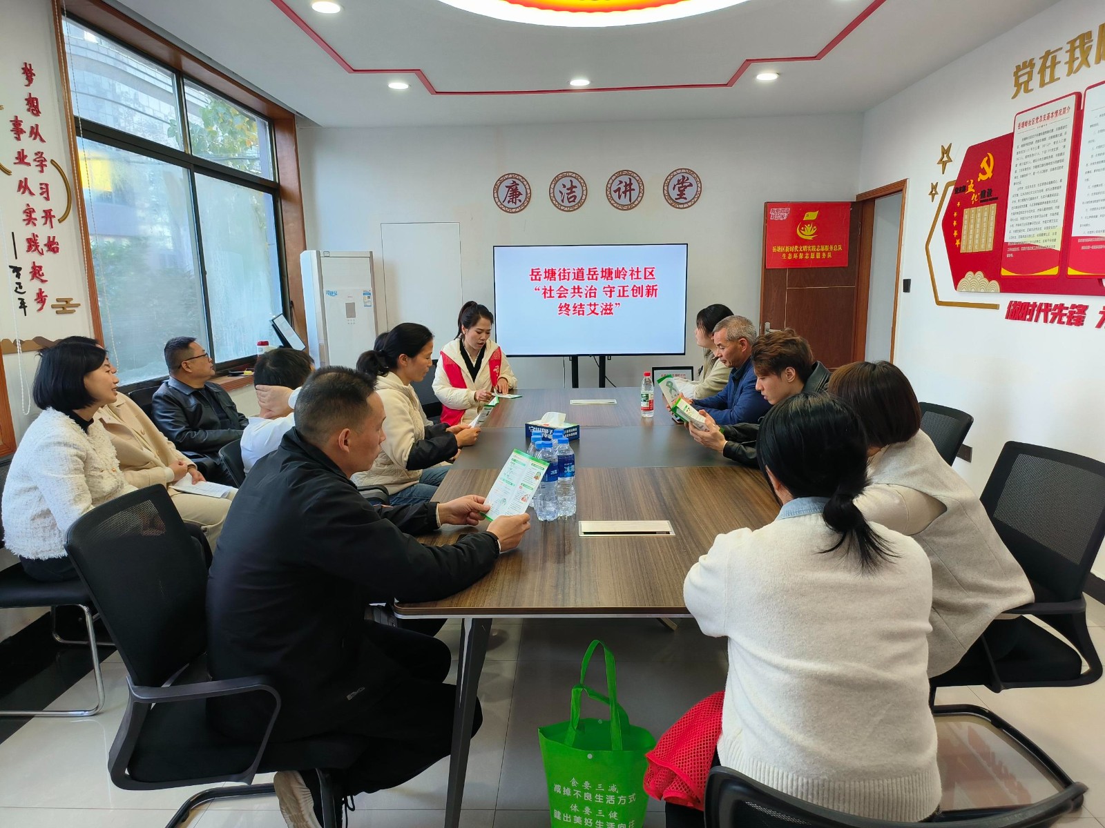 岳塘嶺社區(qū)開(kāi)展“世界艾滋病日”宣傳活動(dòng)