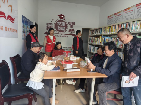 霞城村开展“书韵邻里，志愿同行”农家书屋共读日