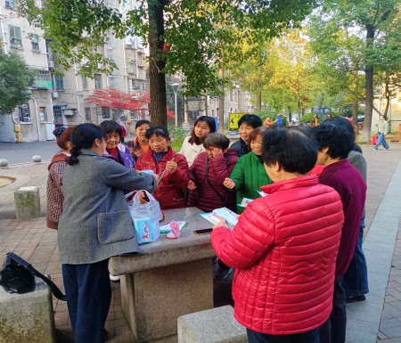 運(yùn)河社區(qū)開(kāi)展“健康無(wú)‘毒’，拒‘艾’同行”禁毒防艾宣傳活動(dòng)