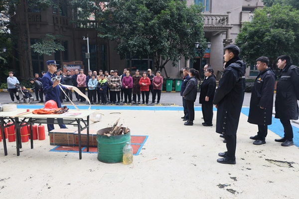 岳塘消防大隊(duì)開(kāi)展消防宣傳進(jìn)小區(qū) 筑牢高層建筑“防火墻”