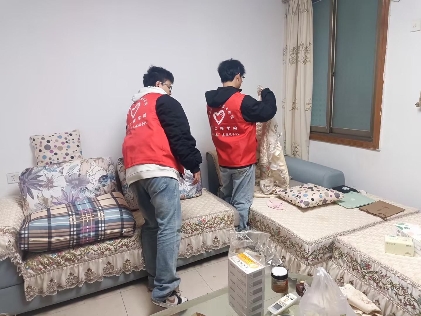 岳塘嶺社區(qū)：鄰長暖心集民意 社校聯(lián)動(dòng)圓“微心愿”