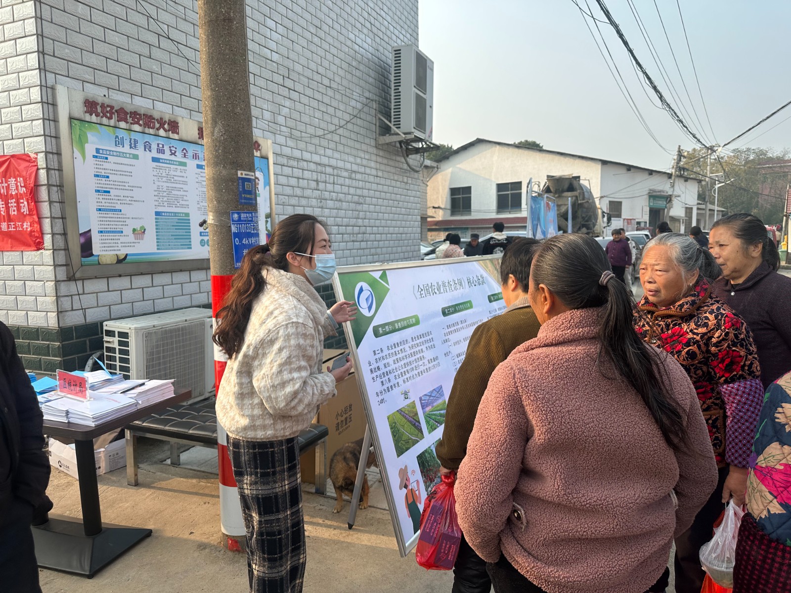 區(qū)統(tǒng)計(jì)局開展“送法進(jìn)村入企 深化依法統(tǒng)計(jì)”宣傳活動(dòng)