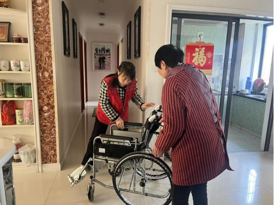 五里堆社區(qū)：送輪椅解民憂