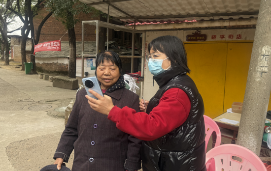 宝塔社区“三听三问”服务上门 暖心助老完成社保认证