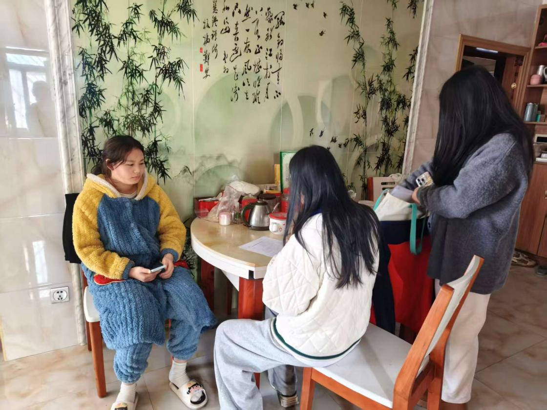 心暖童心護(hù)航成長  橋?yàn)成鐓^(qū)國際志愿者日關(guān)愛困境兒童