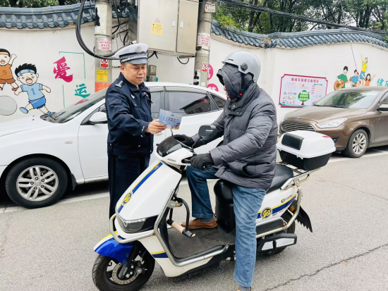 盤龍社區(qū)聯(lián)合交警開展交通安全宣傳活動(dòng)