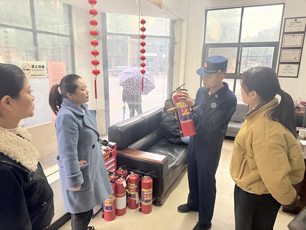 岳塘消防大隊(duì)深入高層建筑住宅小區(qū)開(kāi)展消防宣傳“敲門行動(dòng)”