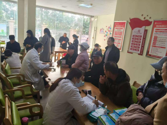 我爱湘潭我的家丨红旗社区开展“关爱骨骼健康 共筑无痛生活”健康义诊活动