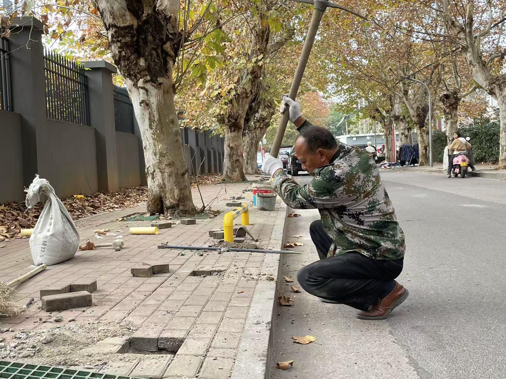 新塘社區(qū)：“135”工作法顯實(shí)效 破解東塘坡路違規(guī)停車難題