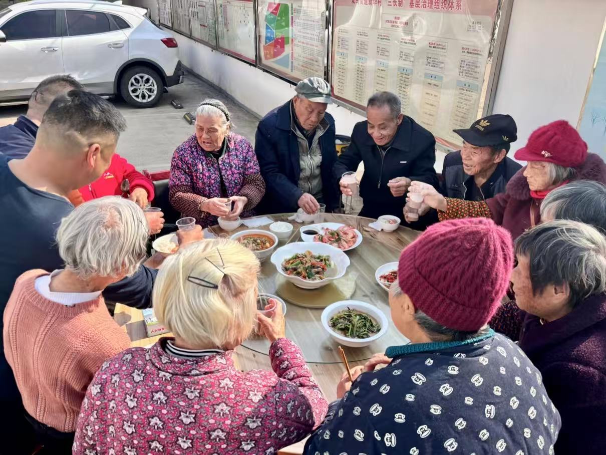 暖心廚行·情暖桑榆  新華村敬老愛心宴溫馨開席