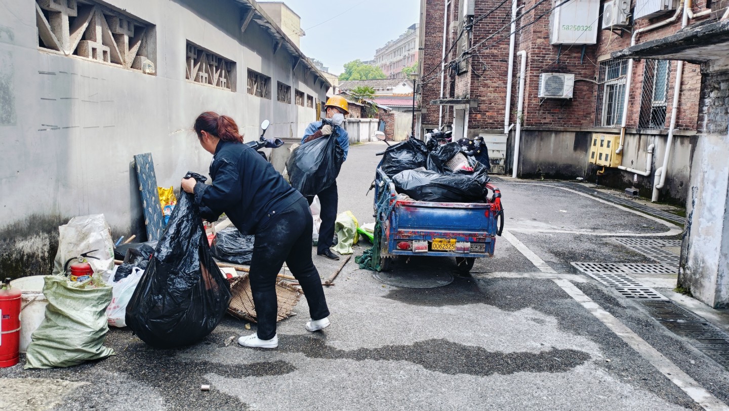 瓦窯塘社區(qū)開(kāi)展節(jié)前愛(ài)國(guó)衛(wèi)生大掃除及鼠藥投放行動(dòng)