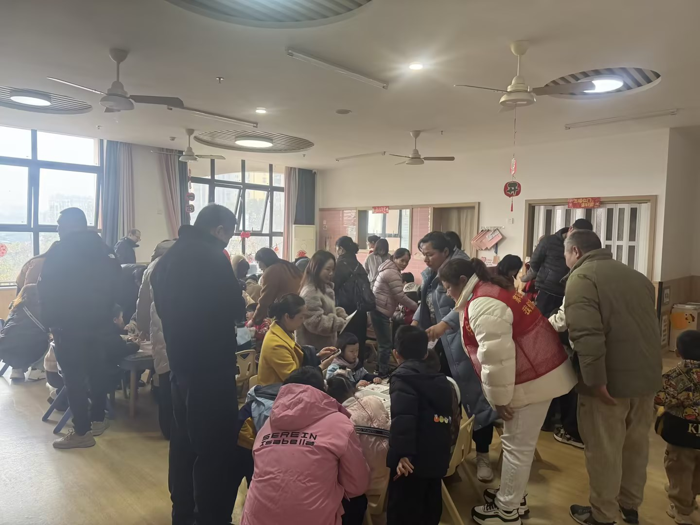 向陽(yáng)社區(qū)聯(lián)合轄區(qū)幼兒園開展“歡樂(lè)慶元旦?社區(qū)萌娃樂(lè)翻天”主題活動(dòng)