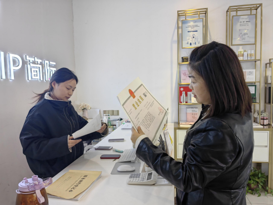 誠(chéng)信護(hù)航商圈 文明浸潤(rùn)人心——陽(yáng)光社區(qū)開展轄區(qū)門店誠(chéng)信經(jīng)營(yíng)宣傳活動(dòng)