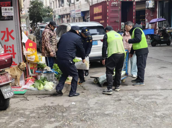 紅旗社區(qū)聯(lián)合多部門整治農貿市場經營秩序
