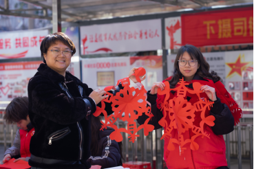 長(zhǎng)城社區(qū)聯(lián)合高校學(xué)生開(kāi)展“巧手剪窗花 愛(ài)心暖社區(qū)”慈善手工活動(dòng)