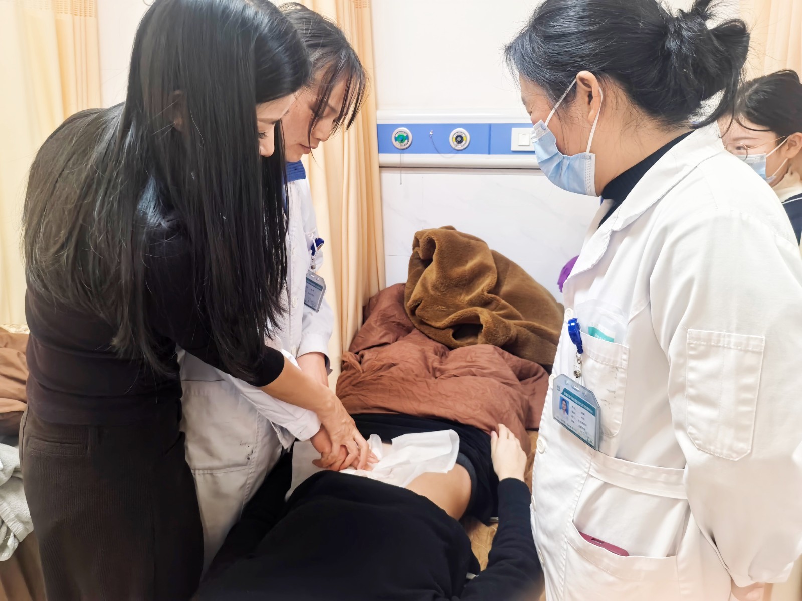 湖南省中医药研究院专家到岳塘区中西医结合医院开展义诊与技术指导