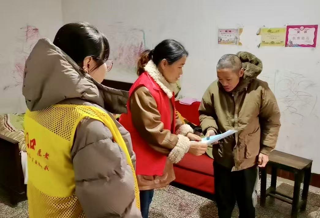 新电社区：“敲门行动”暖民心 服务群众“零距离”