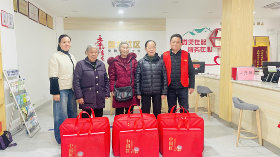 盤龍社區(qū)開展“情暖寒冬，愛潤童心”慰問活動