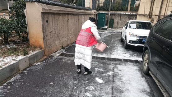 晓塘社区：撒盐除冰 守护居民平安路