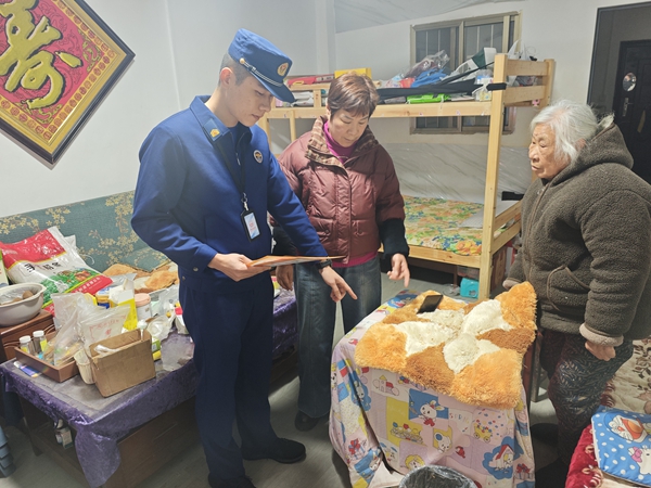 岳塘區(qū)消防救援大隊(duì)開展用火用電安全“敲門行動(dòng)”