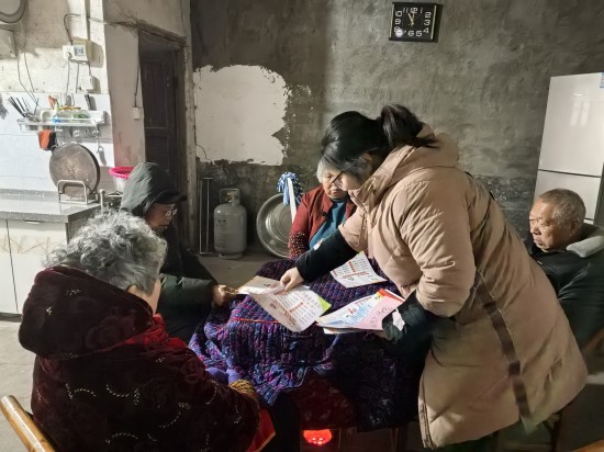 横街社区开展低温雨雪冰冻天气安全知识入户宣传活动