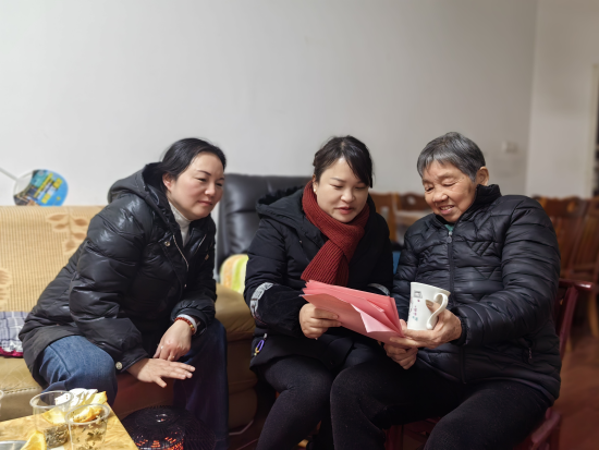 云峰社區(qū)“敲門行動(dòng)”筑牢特殊群體安全防線