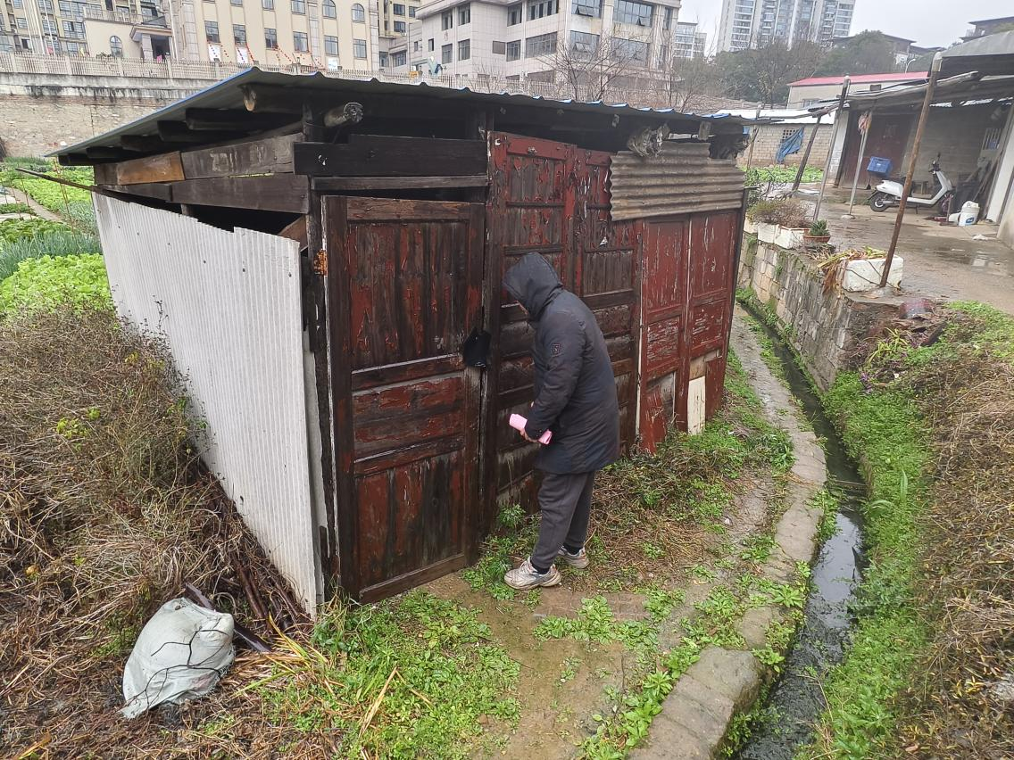 寒冬巡查护民生 霞城村开展农具房流浪人员专项排查行动
