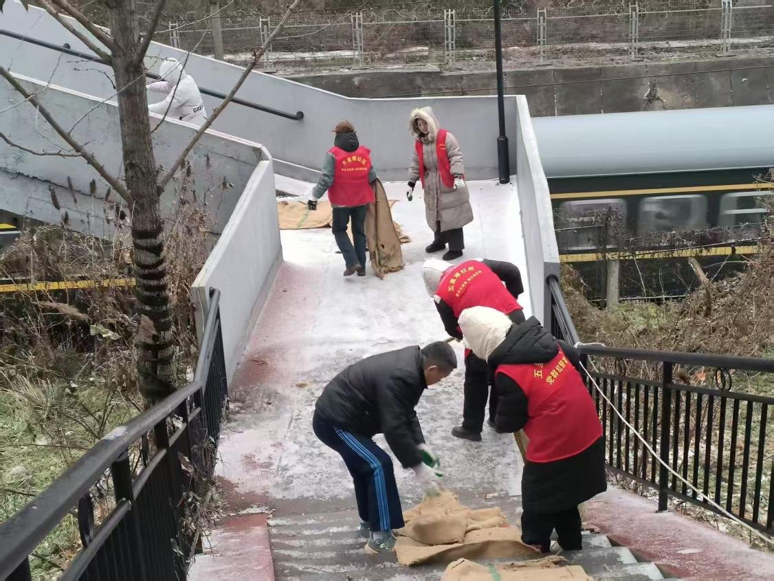 冰雪無阻 五里堆社區(qū)黨員帶頭護(hù)平安